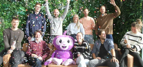 monkey moves teamfoto 2560px