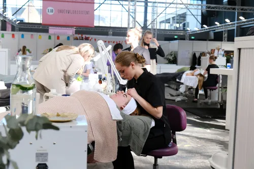 olivia aan het werk met model