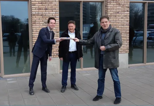 ondernemer ontvangt sleutel stadskwartier