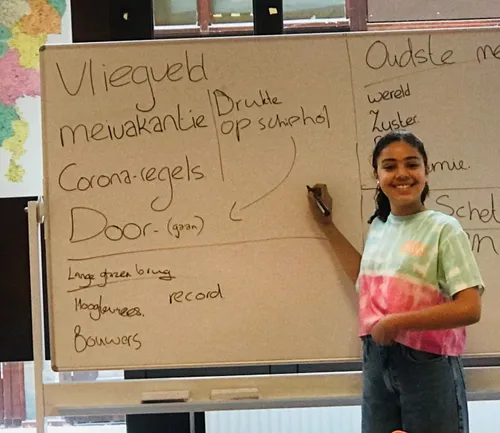 ook jongeren doen deze zomervakantie vrijwilligerswerk bij piezo zoals ondersteunen bij de taalles fotograaf piezo