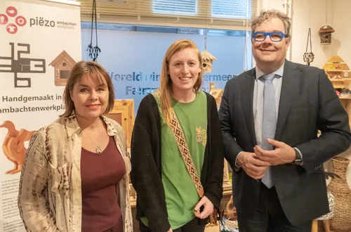 opening door de wethouder en makers van de nieuwe productlijn van de piezo ambachtenwerkplaats bij de wereldwinkel fotograaf jeroen stahlecker