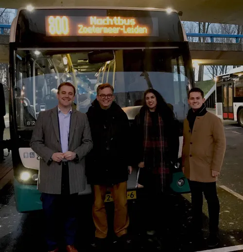 opening nachtbus vlnr marc rosier wethouder vvd robbert moree vvd sabin jahan vvd duco mc3bclder vvd