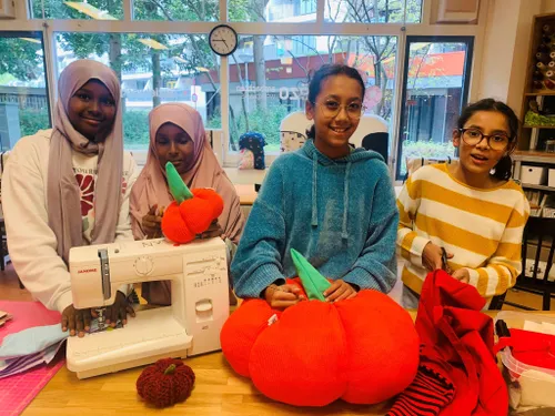 oude kleding wordt omgetoverd in pompoenen foto stichting piezo