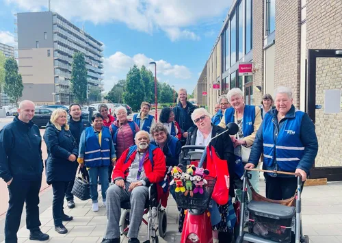 ouderen van het vonkje op stap met de htm foto stichting piezo
