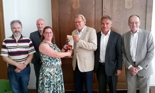 overhandiging boek aan cdk jaap smit