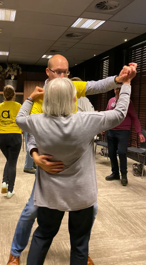 persfoto 2 dansworkshop dementie event alzheimer nederland staand