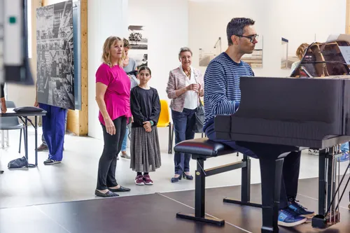 pianist simon ceretto speelt onder toeziend oog van wethouder mertens foto theo van houdt