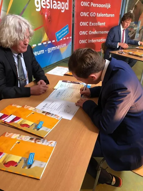 quinten tekent zijn diploma
