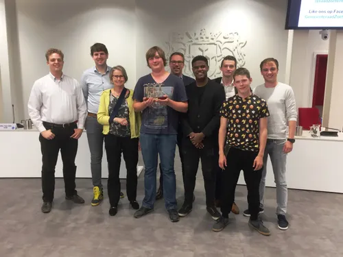 raadsleden en studenten scholierendebat10041