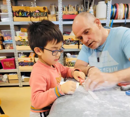speksteen snijden bij de kinder ambachtenwerkplaats fotograaf stichting piezo