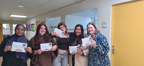 studenten met kaartje voor jonge mantelzorgers 2