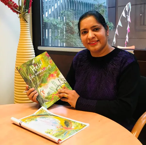 sukhvinder heeft het prentenboek van het jaar 2024 vertaald en ingesproken in haar moedertaal hindi foto stichting piezo