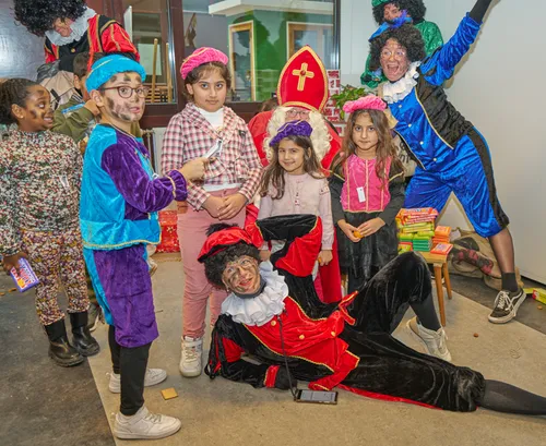 veel blije gezichten bij sinterklaasfeest rotary en piezo fotograaf leon koppenol