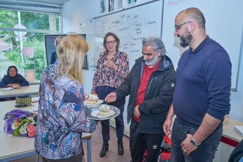 verrassingsfeestje tijdens de inburgeringsles fotograaf leon koppenol