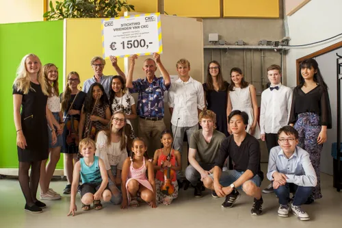 vrienden van ckc reiken cheque uit voor talententraject