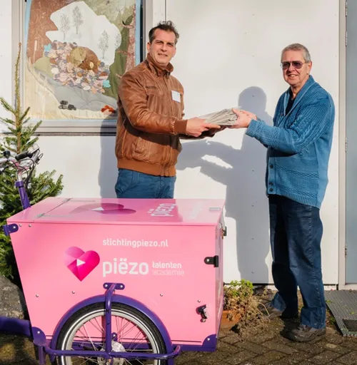 vrijwilliger elias overhandigt de eerste slaapzakken aan frits koffijberg van de egelopvang foto stichting piezo