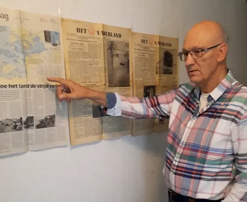 vrijwilliger kees toont zijn nieuwsarchief over de watersnoodramp 1953 foto eigen collectie kees vd velde