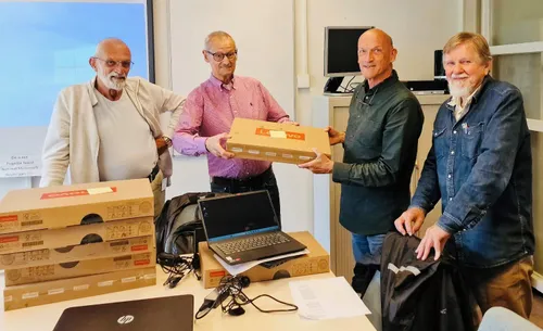 vrijwilligers en deelnemers bij piezo zijn dolblij met de nieuwe laptops voor de computerlessen en studieplekken dankzij een donatie van fonds 1818 foto stichting piezo