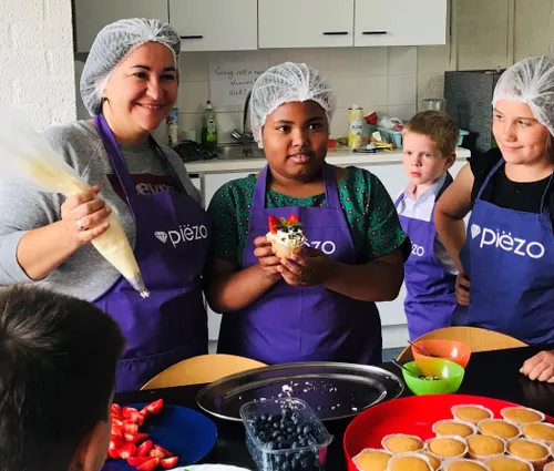 vrijwilligers kinderkooklessen foto stichting piezo