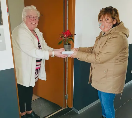 vrijwilligers piezo brengen kerstlunch rond 1 fotograaf stichting piezo