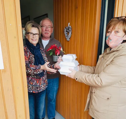 vrijwilligers piezo brengen kerstlunch rond 2 fotograaf stichting piezo