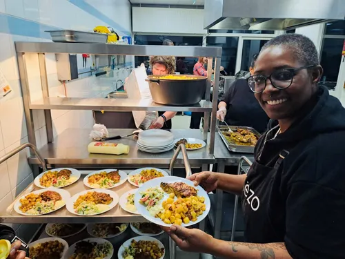 vrijwilligers piezo koken een driegangen kerstdiner voor 40 gasten in de wijk buytenwegh foto stichting piezo