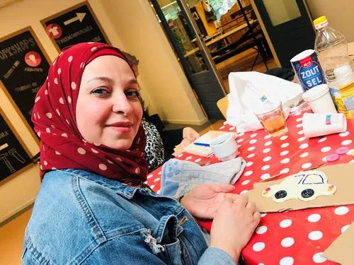 vrijwilligers van piezo bereiden creatieve vaderdagcadeautjes voor om samen met kinderen te maken op de brede school foto stichting piezo