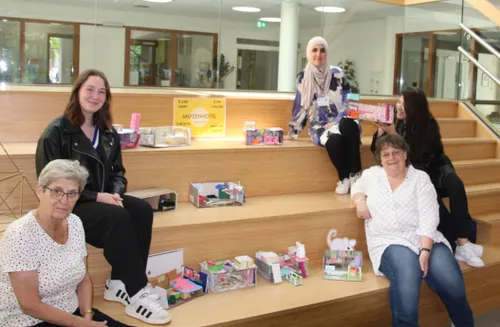 vrijwilligers van piezo maakten samen met de leerlingen muizenhotels tijdens de talentenweek op kindcentrum de entree fotograaf marja de laaf