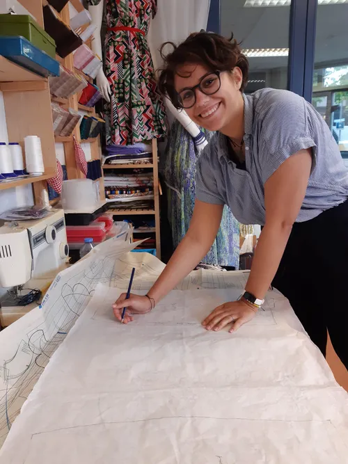 werken aan je eigen kledingproject in de piezo ambachtenwerkplaats foto stichting piezo