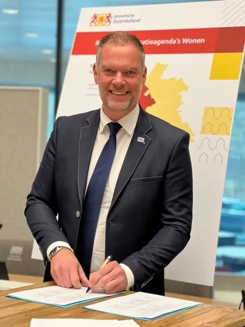 wethouder ronald weerwag ondertekent namens de gemeente zoetermeer de realisatieagenda voor 75000 woningen in de haaglanden