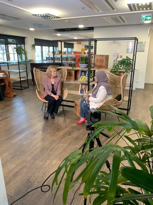 wethouder ter laak in gesprek met genomineerde sarah alsalhawi door marije arnouts van wijck zoetermeer