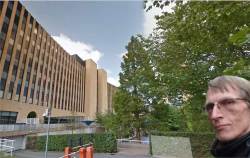 willem bos bij het cri pand in het stadshart