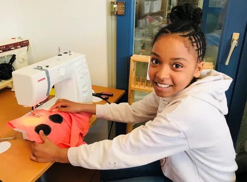 zelf een knuffel ontwerpen en naaien bij de ambachtenwerkplaats fotograaf stichting piezo