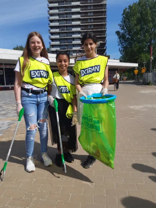zwerfvuil opruimen tijdens nldoet fotograaf inzet