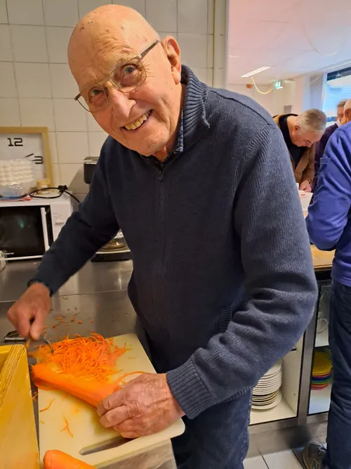 in de keuken wordt hard gewerkt aan het kerstdiner door de deelnemers van de kooklessen voor mannen foto stichting piezo