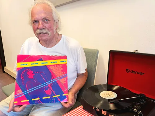 Foto 2 - Deelnemer Kees met zijn favoriete collectors-album, een live plaat van The Kink - foto Stichting Piëzo