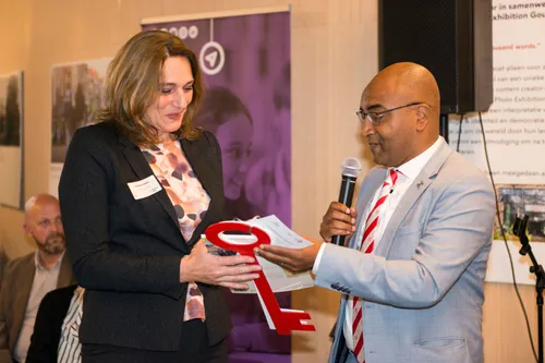 Wethouder Sleutelstad Leiden geeft stokje door aan wethouder Arnhem_kl