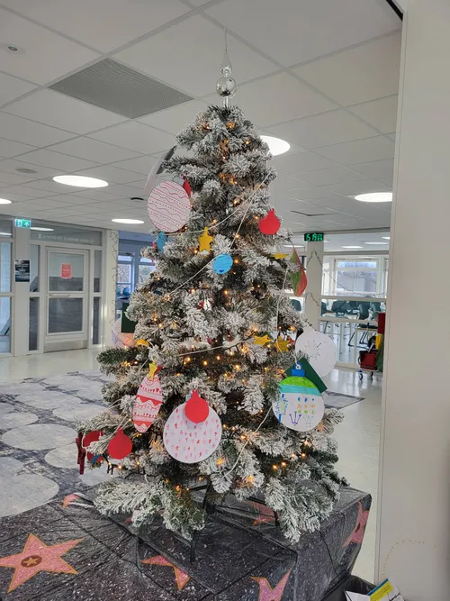 Kerstboom met wensen voor anderen