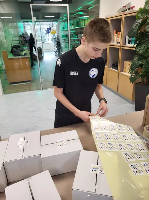 Leerlingen pakken kerstpakketjes in