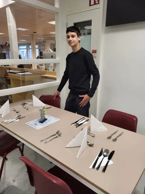 De tafels worden gedekt