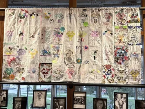 wandkleed verhalen in stof lounge (1)