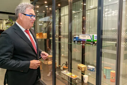 Wethouder Jan Iedema voor de erfgoedvitrine - Patricia Reports