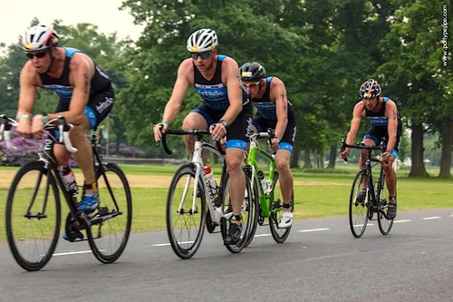 triade fietsende mannen