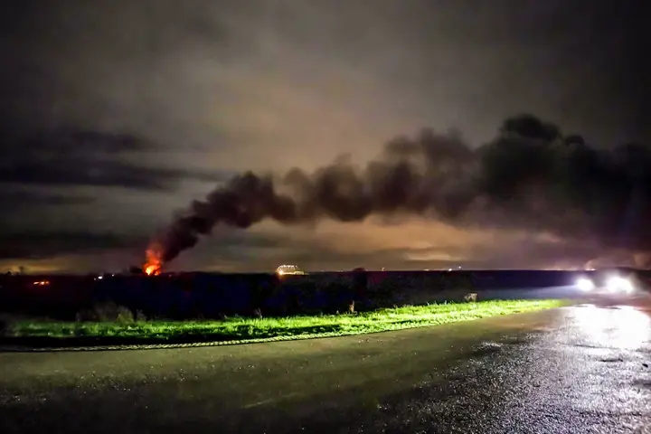Grote uitslaande brand bij agrarische schuur, Trenteweg in Driewegen