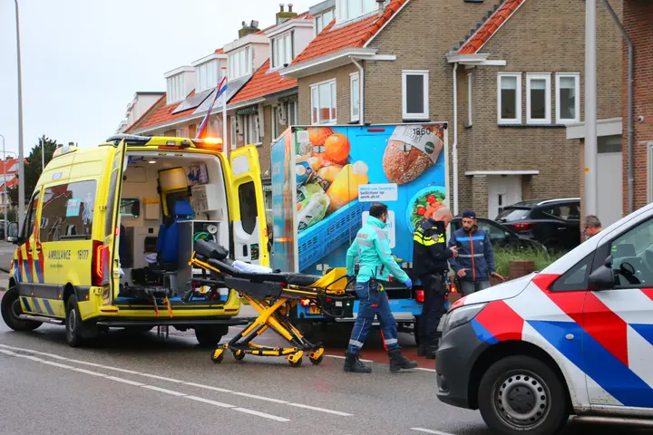 Albert Heijn busje schept fiets