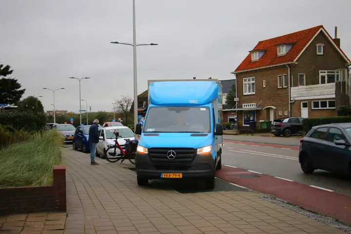 Albert Heijn busje schept fiets