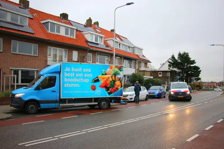 Albert Heijn busje schept fiets