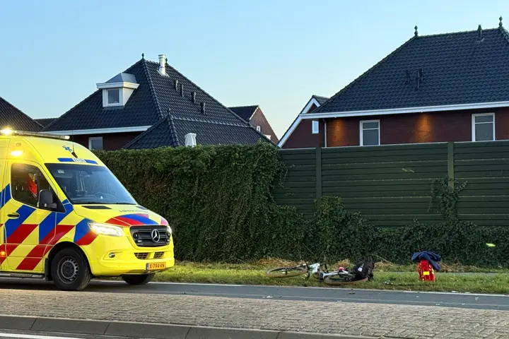 Fietsster zwaargewond bij botsing met auto in Veghel