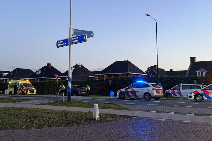 Fietsster zwaargewond bij botsing met auto in Veghel
