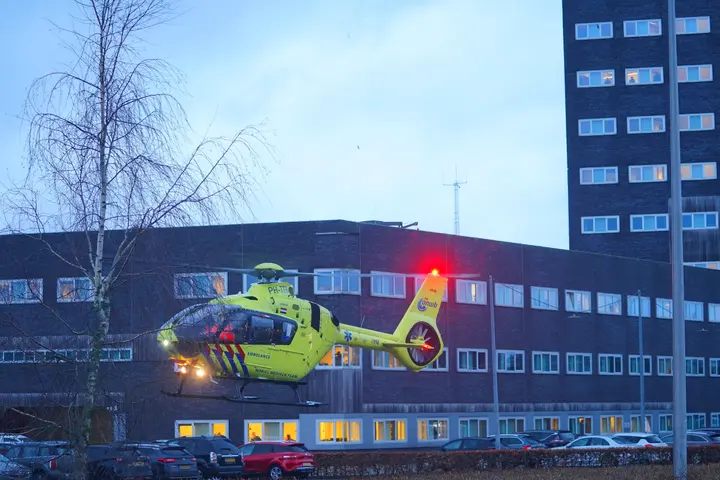 Auto botst tegen muur in wasbox in Assen